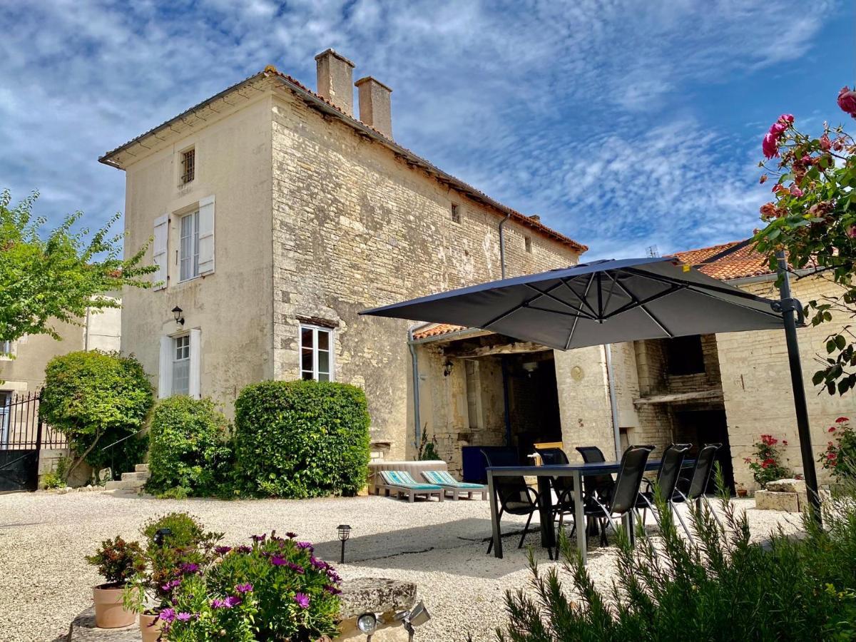 Maison Dix Tusson Exteriér fotografie