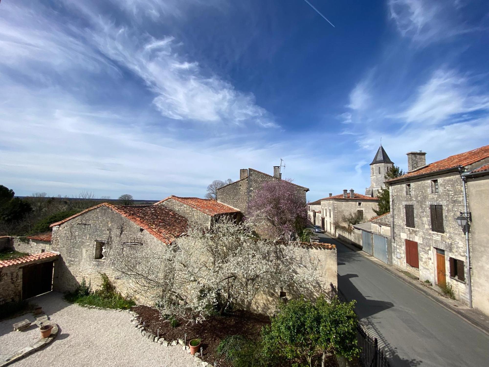 Maison Dix Tusson Exteriér fotografie